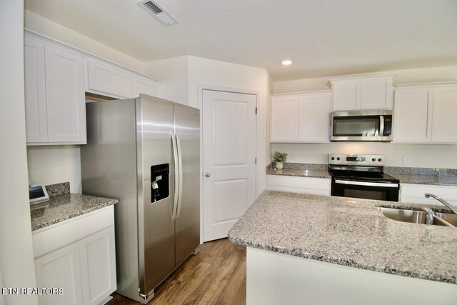 2141 Glen Crk, Knoxville, TN 37924 - kitchen featuring a sink, visible vents, white cabinetry, and stainless steel appliances