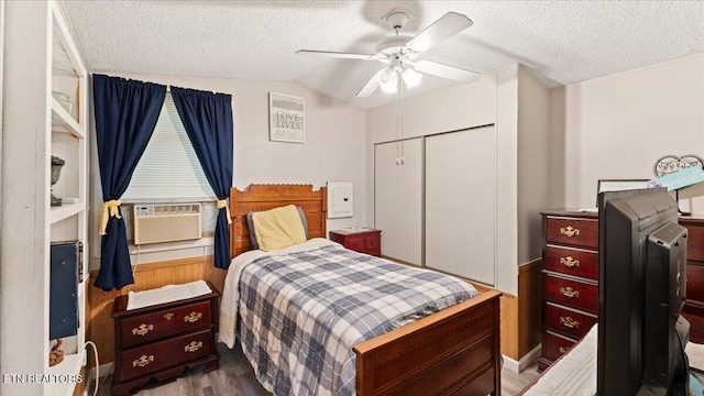 419 Mountain Thrush Dr, Townsend, TN 37882 - bedroom featuring wood finished floors, a textured ceiling, vaulted ceiling, a closet, and cooling unit