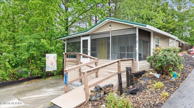 419 Mountain Thrush Dr, Townsend, TN 37882 - view of front of home with a sunroom