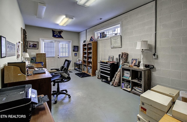 989 Rarity Bay Pkwy, Vonore, TN 37885 - home office with concrete block wall, visible vents, and concrete floors