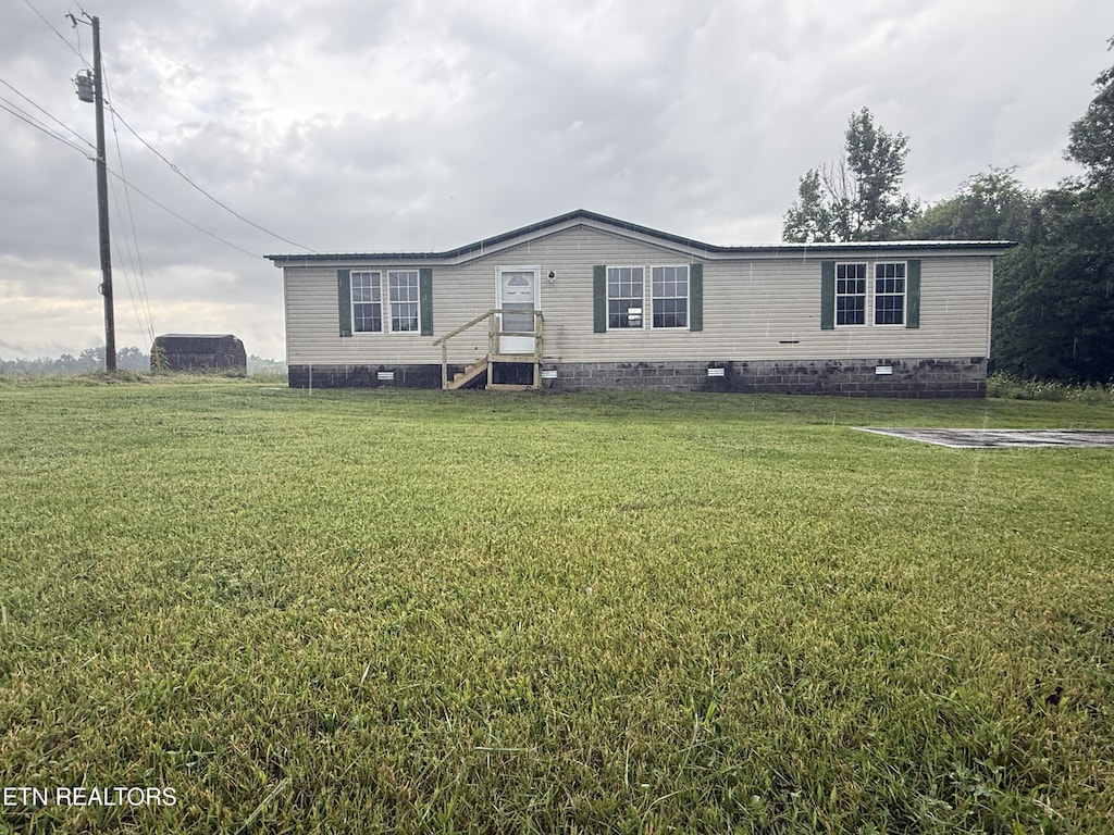 2401 Indian Mound Rd, Woodlawn, TN 37191 - manufactured / mobile home featuring crawl space, a front yard, and entry steps