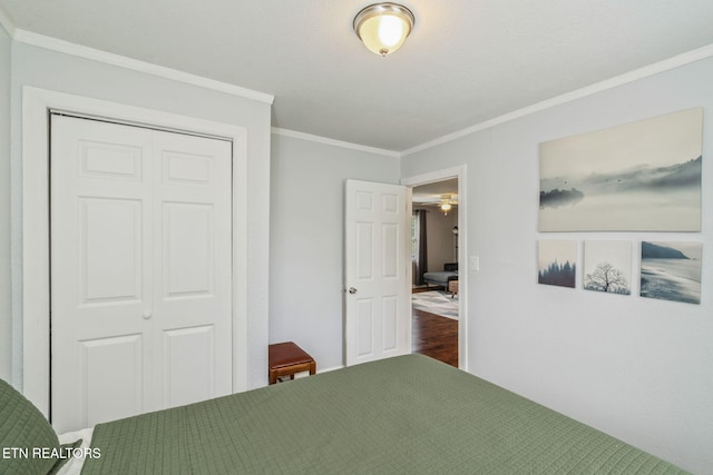 369 Robertsville Rd, Oak Ridge, TN 37830 - bedroom featuring crown molding, wood finished floors, and a closet
