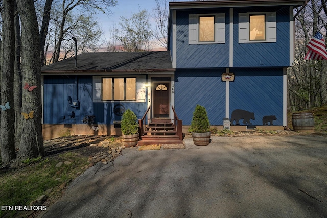 1348 N Baden Cir, Gatlinburg, TN 37738 - tri-level home featuring crawl space and entry steps