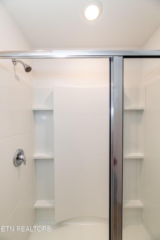 2740 Red Barn Rd, Knoxville, TN 37931 - full bathroom featuring a stall shower