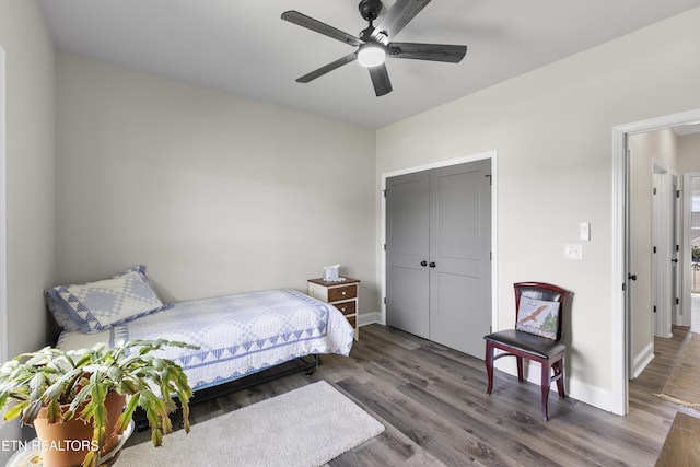 2718 Vista Meadows Ln, Sevierville, TN 37876 - bedroom featuring a ceiling fan, baseboards, wood finished floors, and a closet