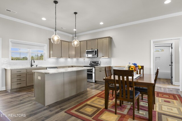 2718 Vista Meadows Ln, Sevierville, TN 37876 - kitchen featuring visible vents, dark wood-style flooring, a kitchen island, appliances with stainless steel finishes, and backsplash