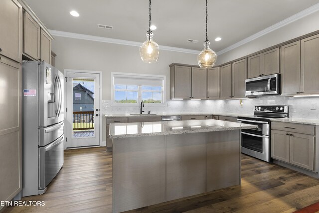 2718 Vista Meadows Ln, Sevierville, TN 37876 - kitchen featuring crown molding, backsplash, appliances with stainless steel finishes, and visible vents