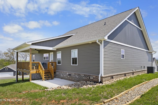 2718 Vista Meadows Ln, Sevierville, TN 37876 - back of property with a shingled roof, crawl space, cooling unit, a ceiling fan, and a patio