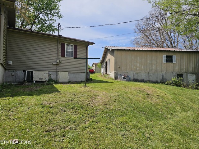 1009 Roysden Rd, Jamestown, TN 38556 - view of side of home with a yard and central AC unit