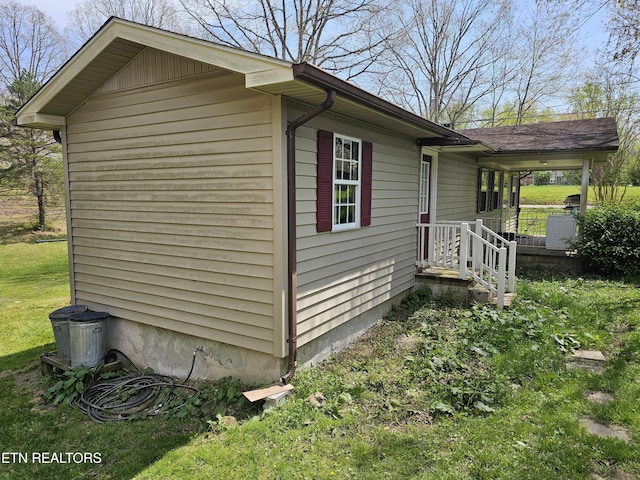 1009 Roysden Rd, Jamestown, TN 38556 - view of side of property with a yard