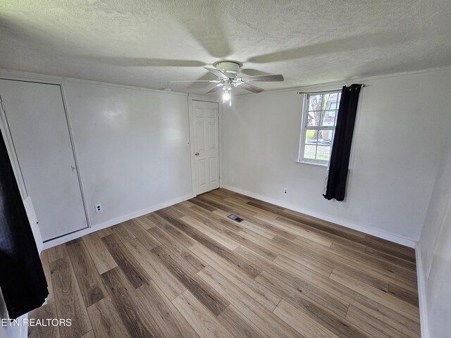 1009 Roysden Rd, Jamestown, TN 38556 - unfurnished room featuring baseboards, a textured ceiling, a ceiling fan, and wood finished floors