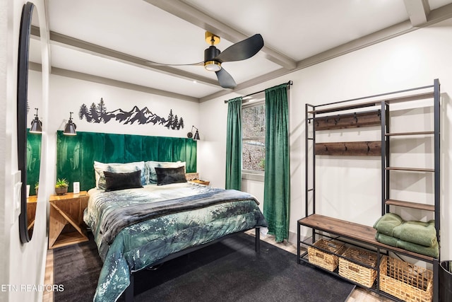 bedroom with ceiling fan
