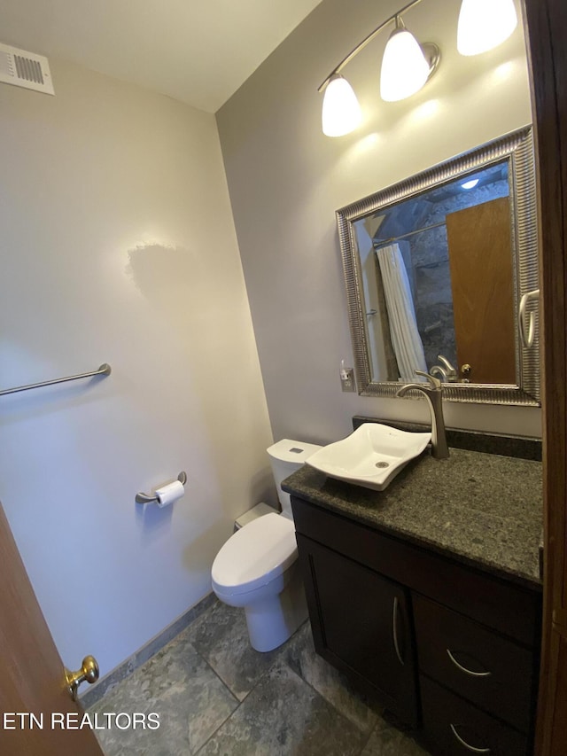 118 Mohawk Rd, Oak Ridge, TN 37830 - bathroom with vanity, baseboards, curtained shower, toilet, and visible vents