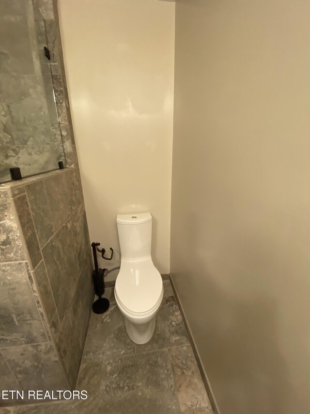 118 Mohawk Rd, Oak Ridge, TN 37830 - bathroom featuring toilet and baseboards