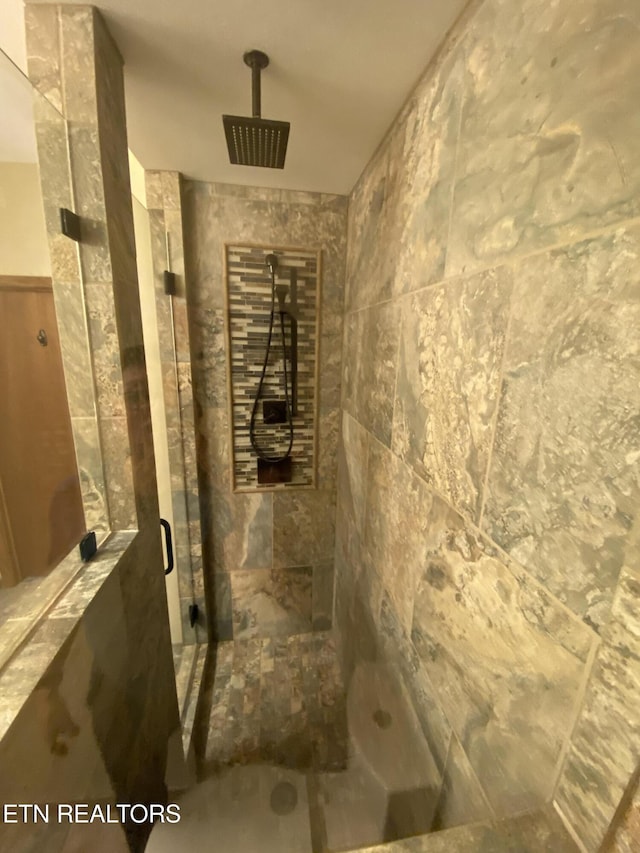 118 Mohawk Rd, Oak Ridge, TN 37830 - full bath featuring a shower stall