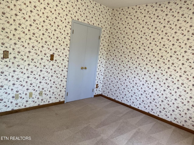 118 Mohawk Rd, Oak Ridge, TN 37830 - carpeted spare room featuring baseboards and wallpapered walls