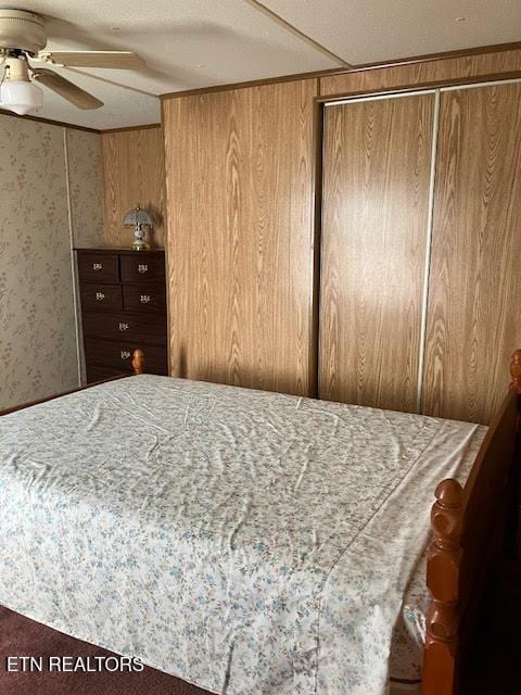 bedroom featuring ceiling fan