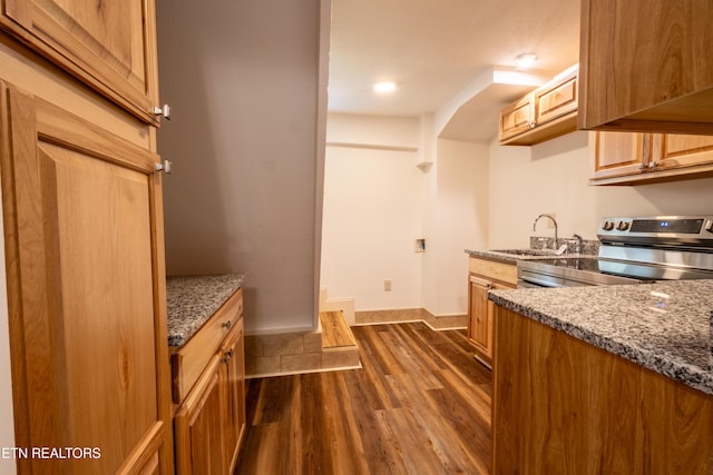 537 Wilson St, Newport, TN 37821 - kitchen with stainless steel electric stove, a sink, dark stone countertops, dark wood finished floors, and baseboards