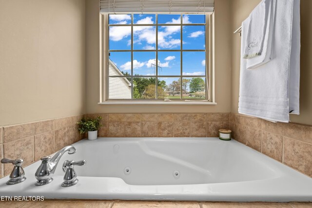 7300 Slippery Rock Ln, Knoxville, TN 37931 - bathroom featuring a whirlpool tub