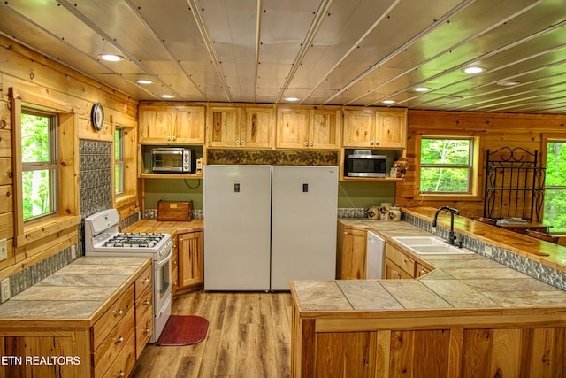 2025 Allardt Tinch Rd, Jamestown, TN 38556 - kitchen with white appliances, a sink, a peninsula, light wood finished floors, and recessed lighting
