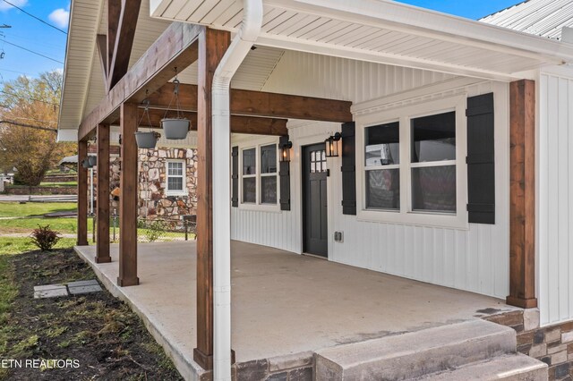 613 N St, Newport, TN 37821 - view of patio / terrace with a porch