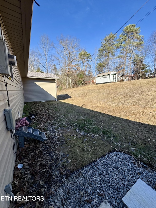 155 Oak Tree Ln, Sneedville, TN 37869 - view of yard featuring an outdoor structure