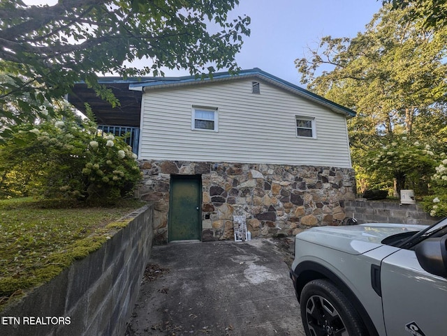 430 Buell Ln, Speedwell, TN 37870 - view of side of property with stone siding