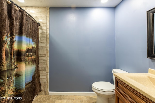 full bathroom featuring recessed lighting, toilet, vanity, baseboards, and curtained shower