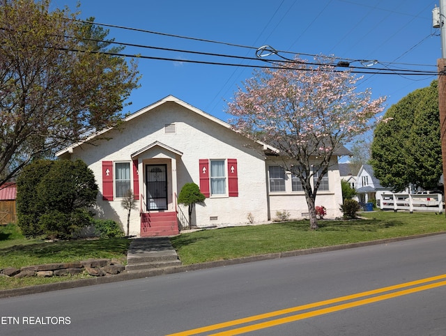 515 N 25th St, Middlesboro, KY 40965 - bungalow with a front yard, crawl space, and stucco siding