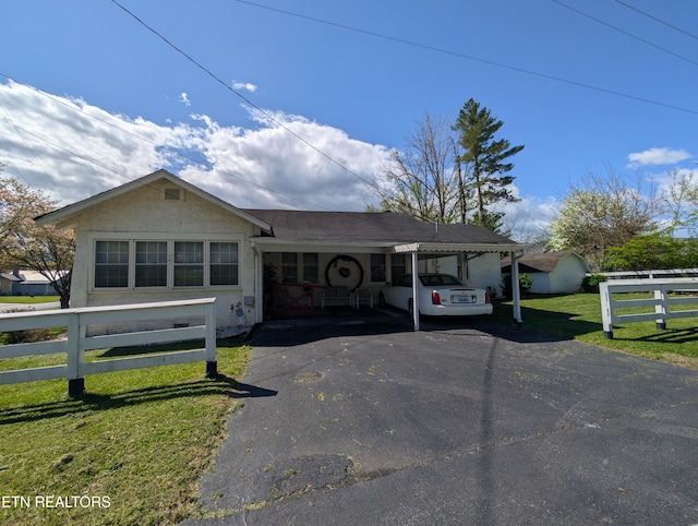 515 N 25th St, Middlesboro, KY 40965 - view of front of house with a carport, driveway, fence, and a front lawn