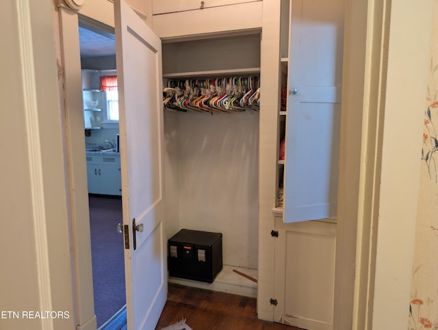 515 N 25th St, Middlesboro, KY 40965 - closet featuring a sink