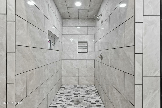 full bath featuring recessed lighting and tiled shower
