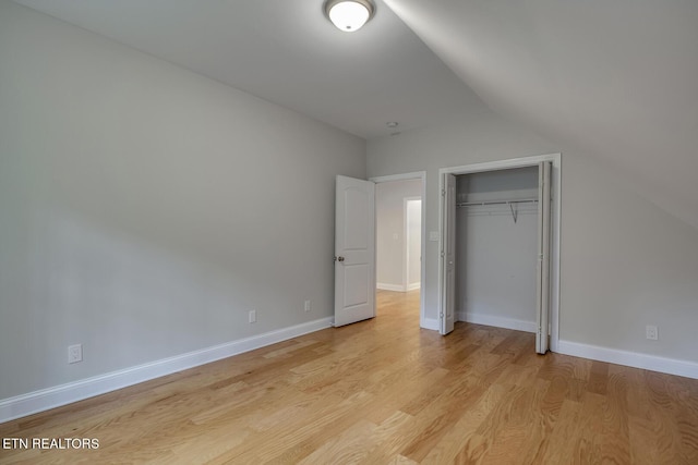 100 Coyatee Cir, Loudon, TN 37774 - unfurnished bedroom featuring light wood finished floors, a closet, baseboards, and lofted ceiling