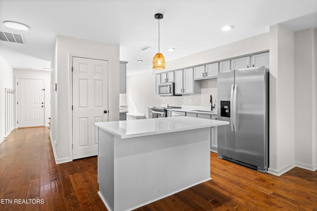 8411 Ivy Green Way, Knoxville, TN 37919 - kitchen featuring stainless steel appliances, a sink, visible vents, gray cabinets, and light countertops
