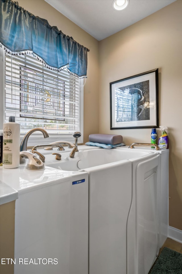 1079 Rarity Bay Pkwy, Vonore, TN 37885 - laundry area featuring baseboards