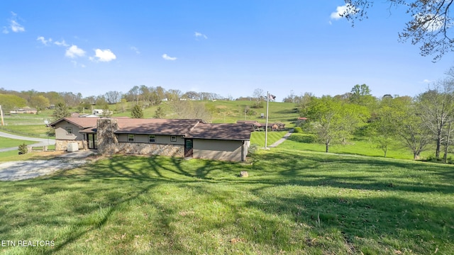 view of yard featuring a rural view