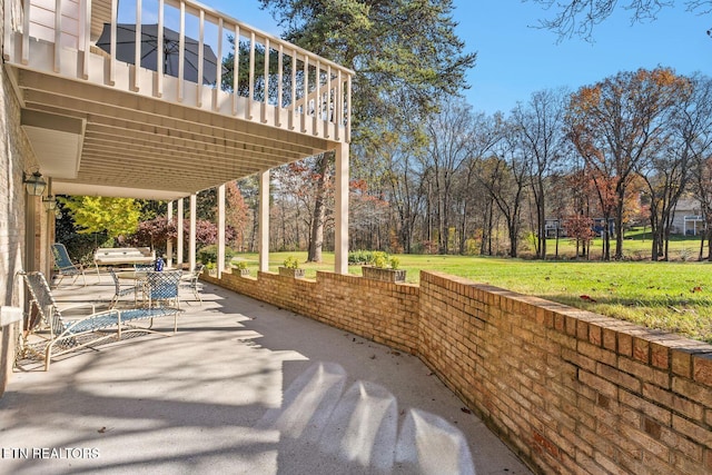 view of patio featuring driveway