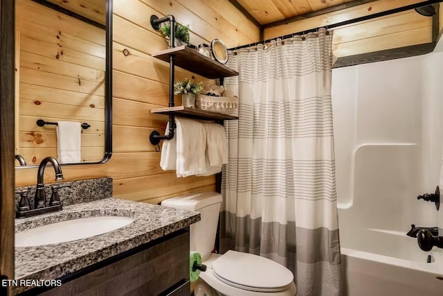914 Crooked Ridge Rd, Gatlinburg, TN 37738 - full bath with shower / tub combo with curtain, vanity, and toilet