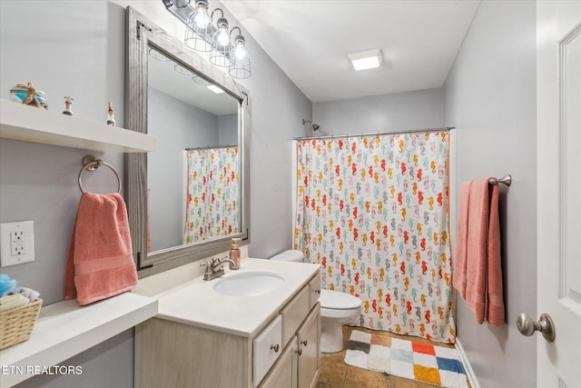 full bathroom featuring toilet, a shower with curtain, and vanity