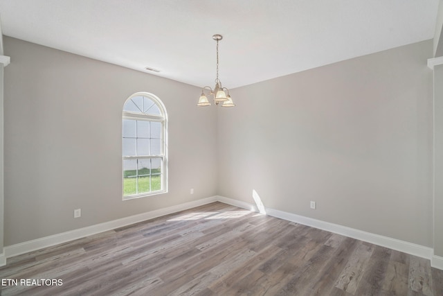 300 Willington Pl, Loudon, TN 37774 - unfurnished room with an inviting chandelier, baseboards, wood finished floors, and a wealth of natural light