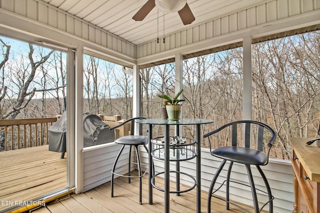 sunroom / solarium with a ceiling fan