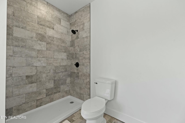 252 Old Middlesboro Hwy, Lafollette, TN 37766 - full bath featuring a tile shower, wood finished floors, toilet, and baseboards