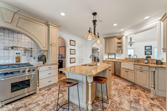 kitchen featuring crown molding, a sink, arched walkways, and stainless steel appliances