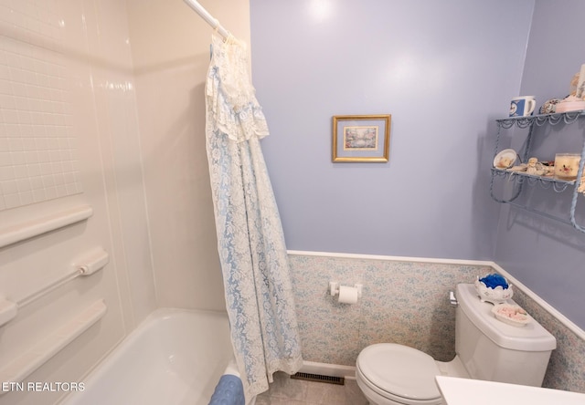 23 Windhaven Ln, Oak Ridge, TN 37830 - bathroom featuring shower / bath combo, toilet, visible vents, and baseboards