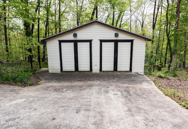 23 Windhaven Ln, Oak Ridge, TN 37830 - detached garage featuring a forest view
