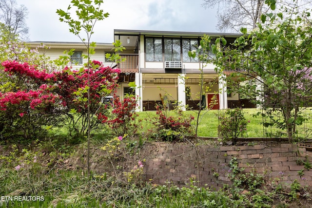 23 Windhaven Ln, Oak Ridge, TN 37830 - view of front facade with a balcony and stucco siding