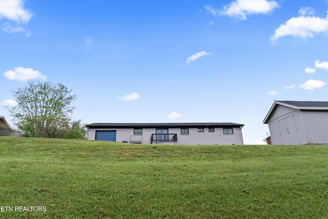 manufactured / mobile home featuring an outdoor structure, a garage, and a front yard