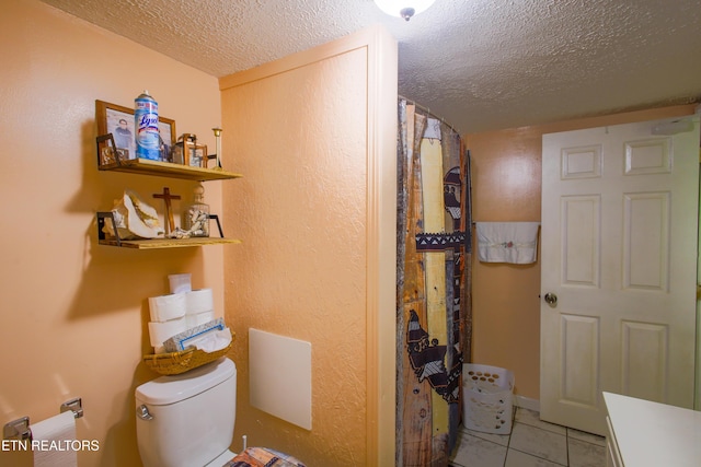 124 E Wadsworth Cir, Oak Ridge, TN 37830 - bathroom with tile patterned flooring, a textured ceiling, a shower with shower curtain, and toilet