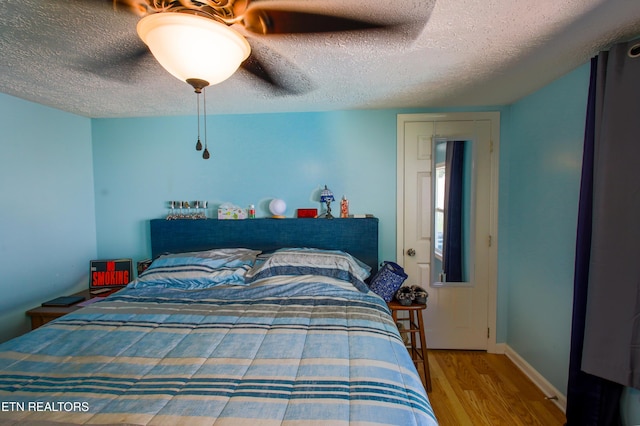 124 E Wadsworth Cir, Oak Ridge, TN 37830 - bedroom with baseboards, a ceiling fan, a textured ceiling, and wood finished floors
