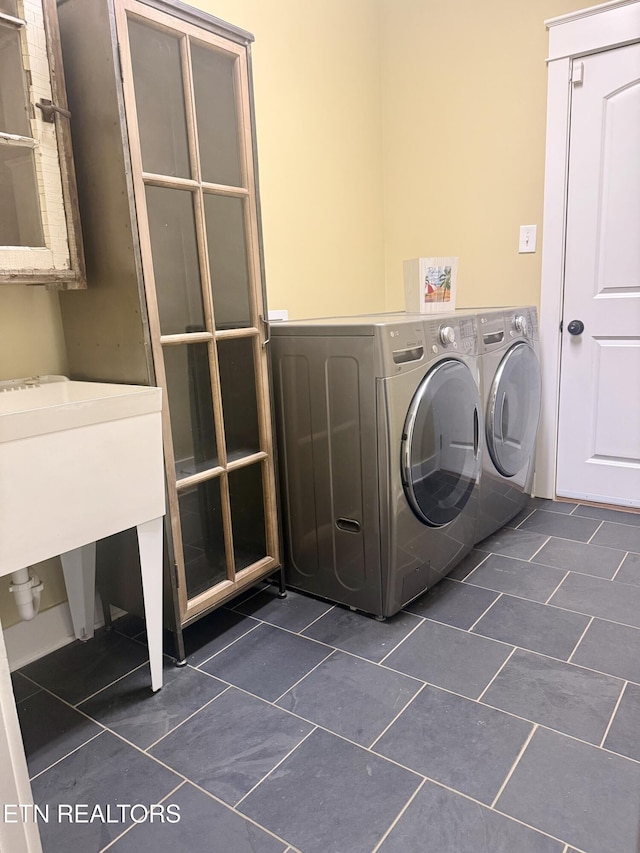 11969 Lakehurst Ln, Knoxville, TN 37934 - laundry room featuring washing machine and clothes dryer and dark tile patterned flooring
